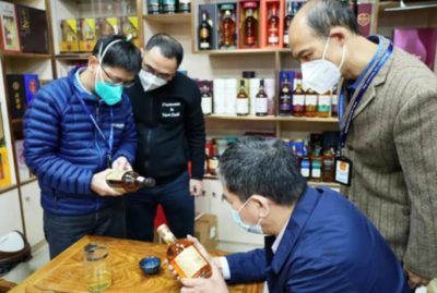 第三季“九號查酒”行動圓滿收官，現(xiàn)場查扣一批假冒“茅臺1935”，強化酒類市場監(jiān)管